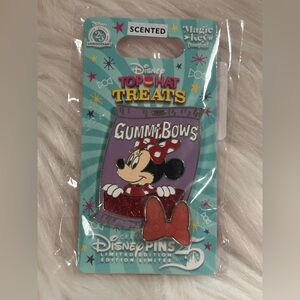 Disney Top Hat Treats Minnie Mouse Magic Key Scented Gummy Bows Pin LE 1500